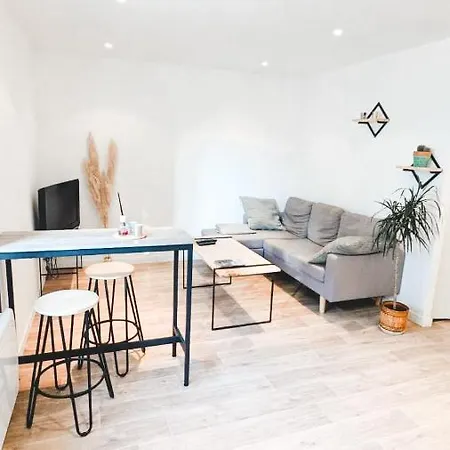 Apartment L'elegant - Ideal Couple - Parking Gratuit